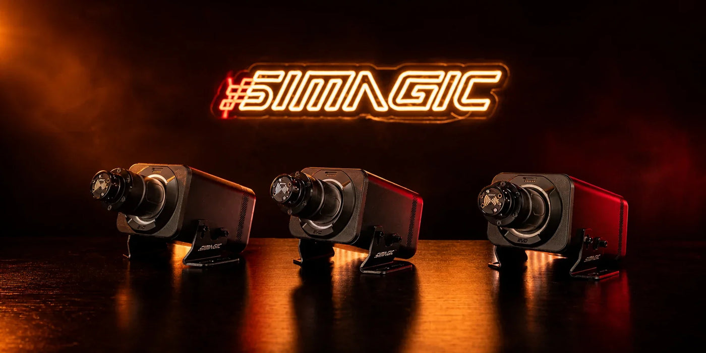 Tre SIMAGIC Alpha EVO Direct Drive-rattbaser i filmisk orange belysning