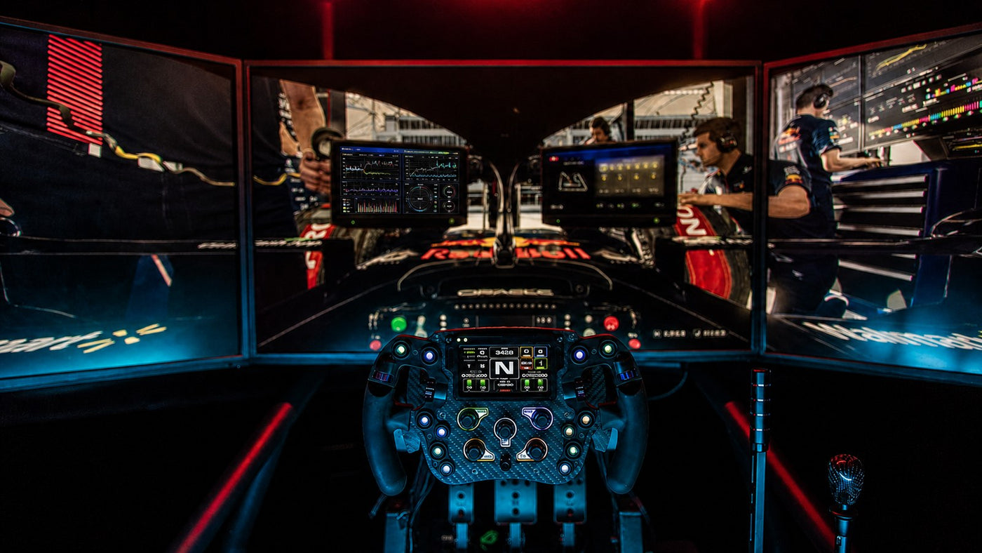 Trippelskärmsrigg för simracing med formelratt och SIMAGIC-utrustning