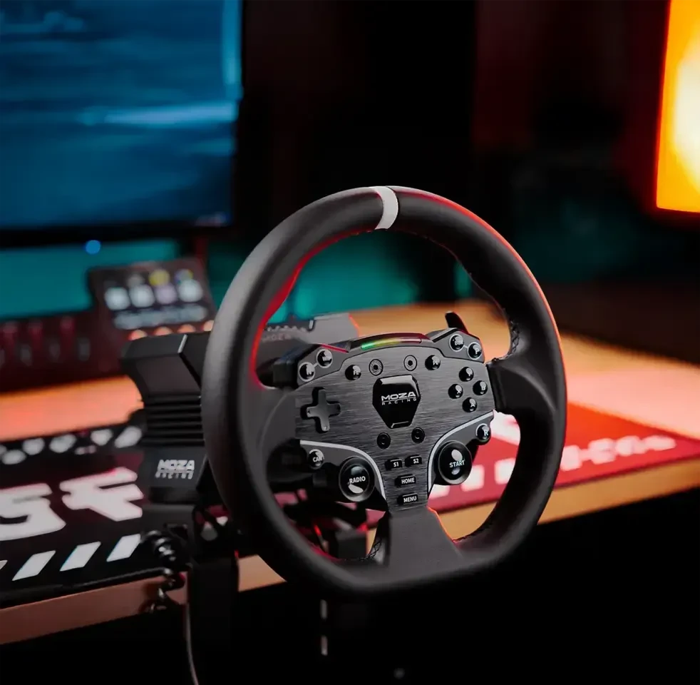 MOZA R5 Racing Bundle med ES-ratt i skrivbordsmiljö