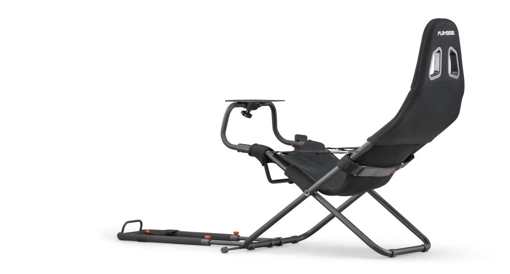 Playseat Challenge Black ActiFit i autentisk racingmiljö från sidan