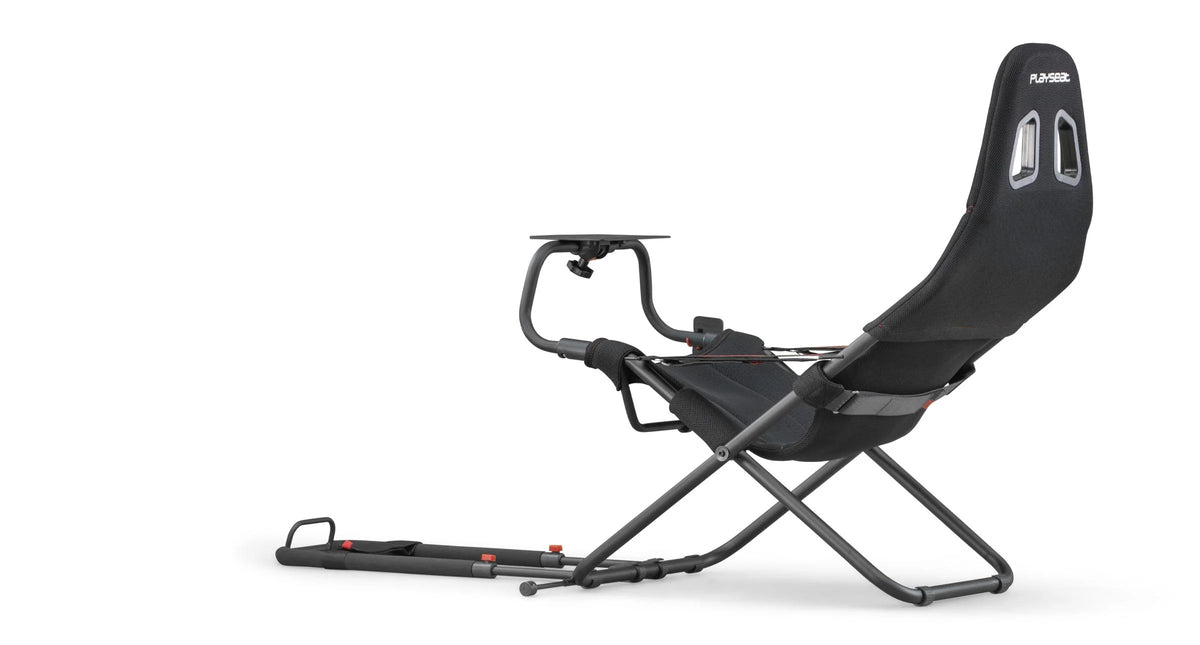 Playseat Challenge Black ActiFit i autentisk racingmiljö från sidan