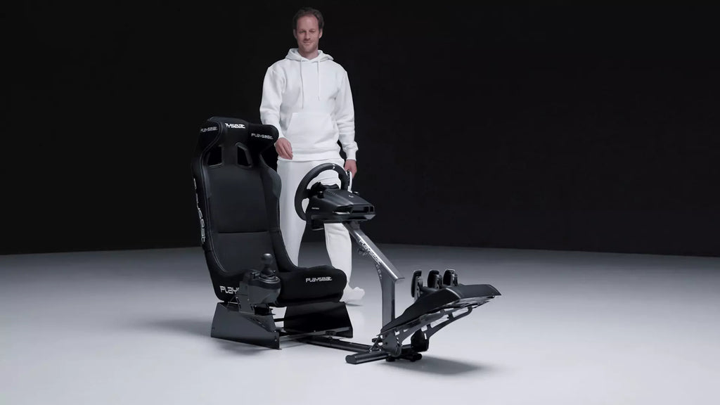 Playseat Evolution Pro Black ActiFit i racingmiljö, bred bild