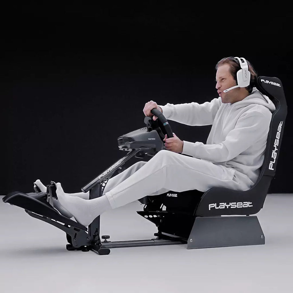 Playseat Evolution Pro Black ActiFit i racingmiljö, detaljbild