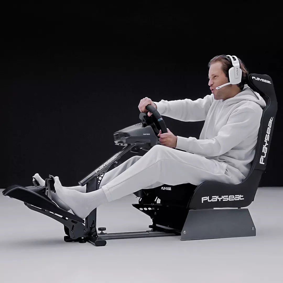 Playseat Evolution Pro Black ActiFit i racingmiljö, detaljbild