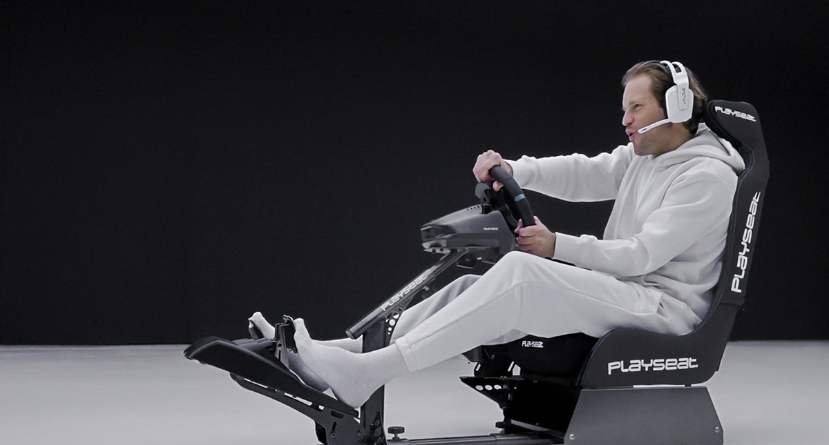 Förare i Playseat Evolution Pro Black ActiFit simracingcockpit