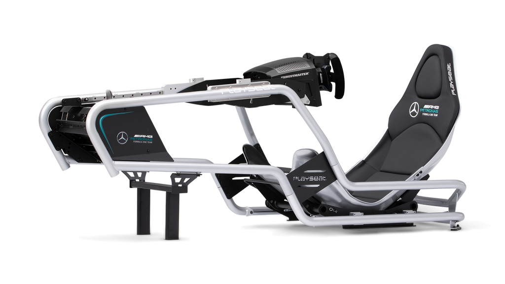 Playseat Formula Intelligence Mercedes-AMG F1 med Thrustmaster-ratt sedd från sidan