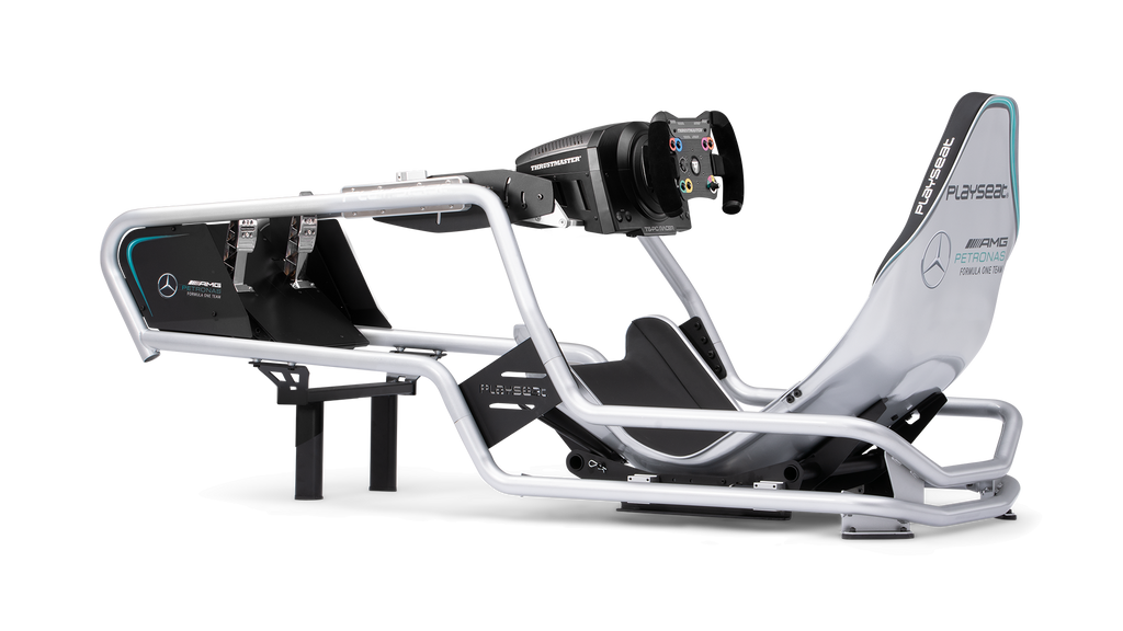 Playseat Formula Intelligence Mercedes-AMG F1 med Thrustmaster-ratt och pedaler sedd från sidan