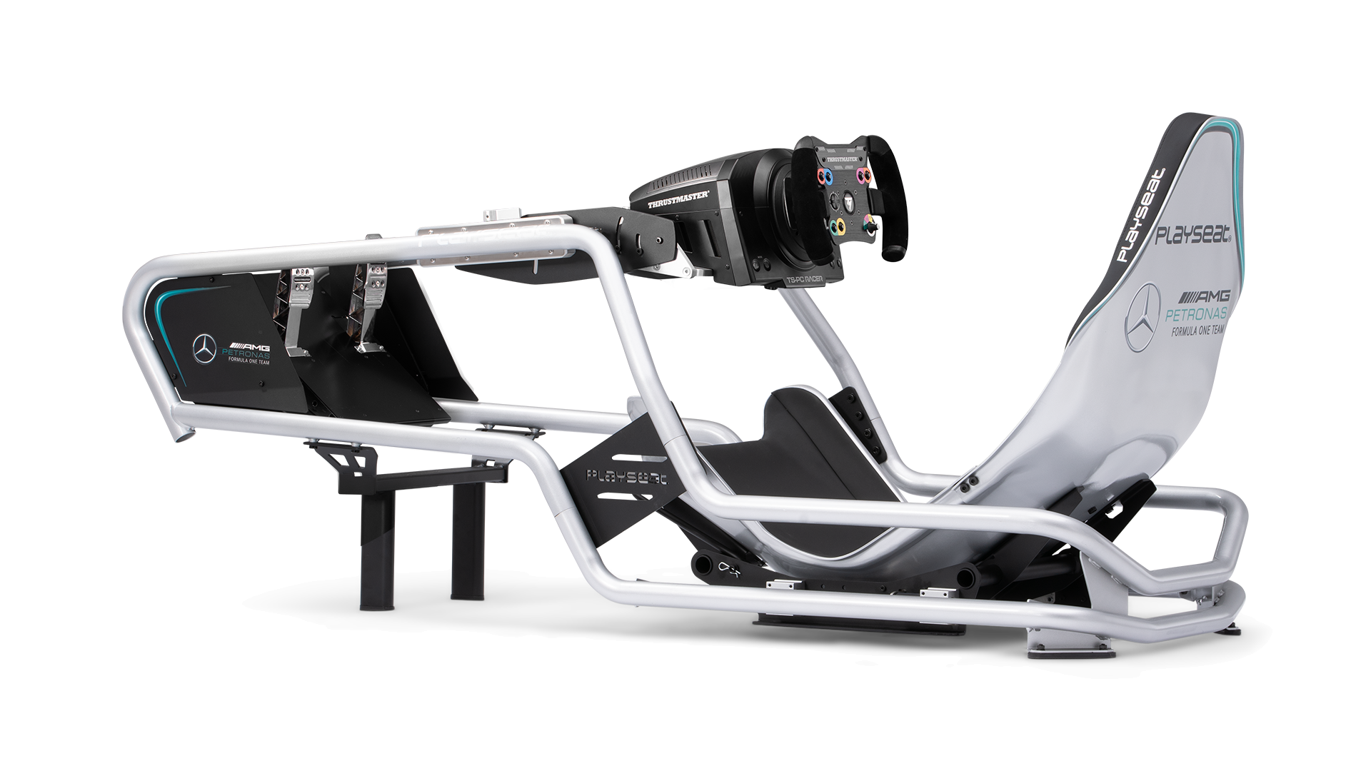 Playseat Formula Intelligence Mercedes-AMG F1 med Thrustmaster-ratt och pedaler sedd från sidan