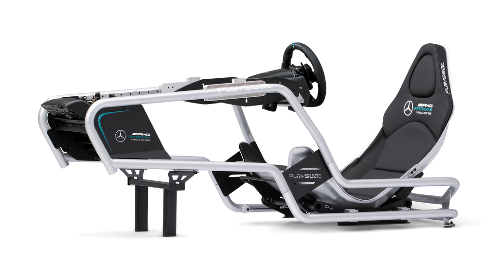 Playseat Formula Intelligence Mercedes-AMG F1 med ratt och pedaler sedd från sidan