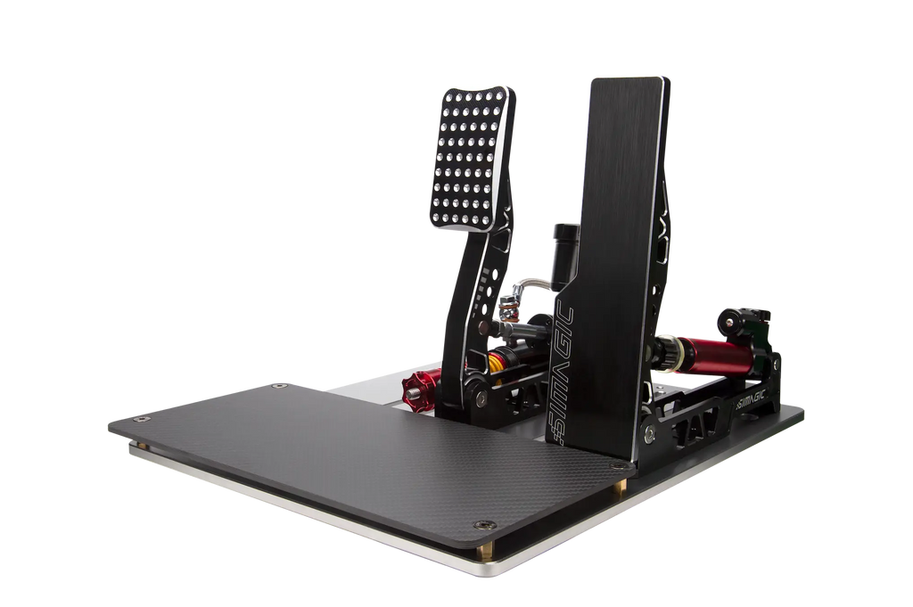Simagic P2000 pedalset monterat på pedalplatta i vinklad vy