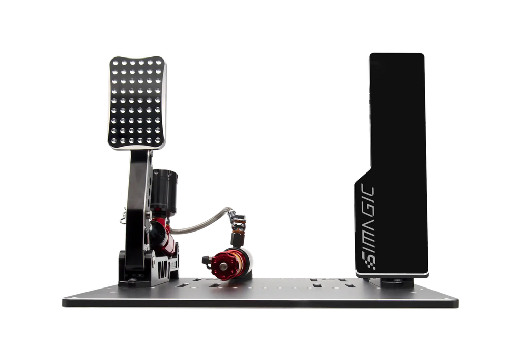 Simagic P2000 pedalset monterat på pedalplatta framifrån