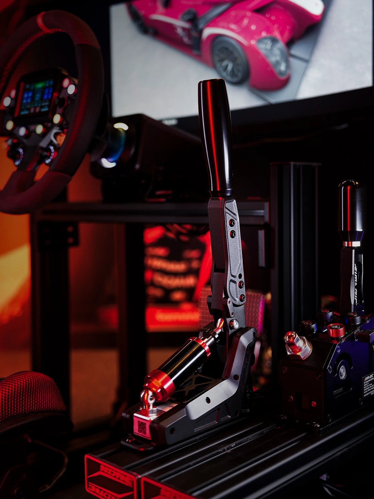 Simagic TB-Neo handbroms bredvid växelspak i en komplett simracingcockpit